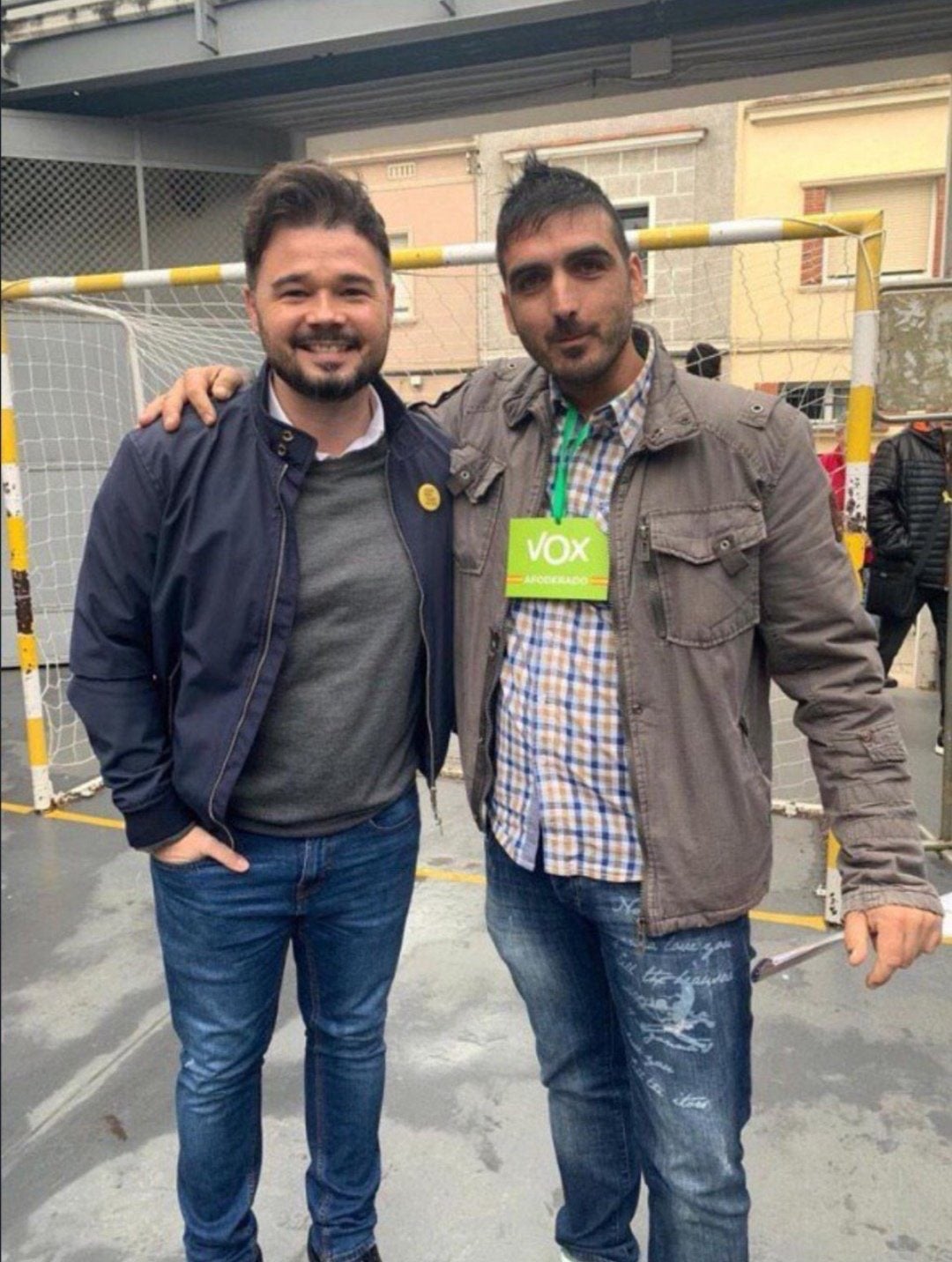 Rufián se disculpa por hacerse una foto con un apoderado de Vox: "Jamás le he dicho que no a una foto a nadie" Rufián se disculpa por hacerse una foto con un apoderado de Vox: "Jamás le he dicho que no a una foto a nadie"