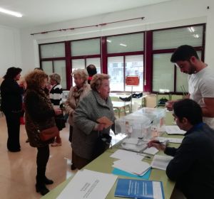 Ciudadanos votando en Elche en las elecciones generales. Ciudadanos votando en Elche en las elecciones generales.