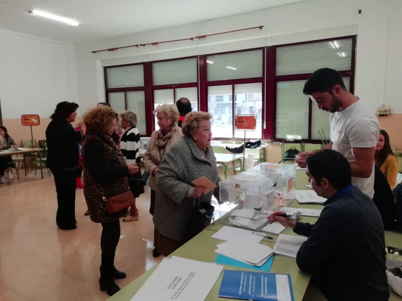 La participación es del 56,86% a las 18:00 horas, casi 4 puntos menos que en el 28A La participación es del 56,86% a las 18:00 horas, casi 4 puntos menos que en el 28A