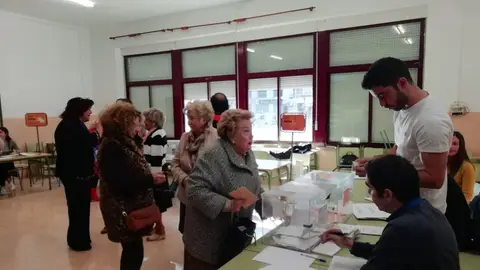 Ciudadanos votando en Elche en las elecciones generales. Ciudadanos votando en Elche en las elecciones generales.
