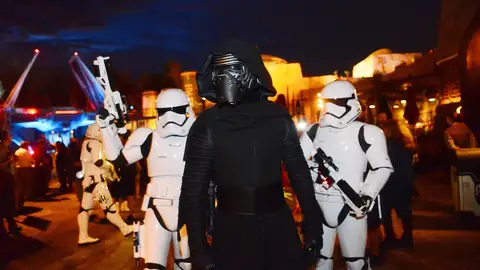 Varios fans de Star Wars en una convención de la saga Varios fans de Star Wars en una convención de la saga