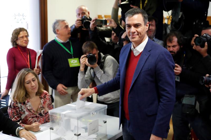 Pedro Sánchez vota ante una gran expectación mediática: "El voto de hoy decidirá la España de mañana" Pedro Sánchez vota ante una gran expectación mediática: "El voto de hoy decidirá la España de mañana"