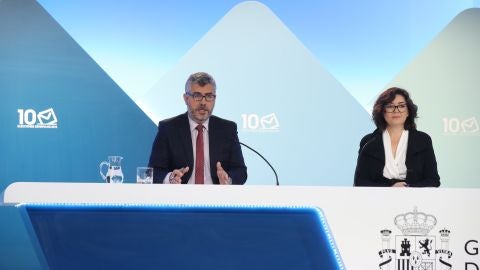 El secretario de Estado de Comunicaci&oacute;n, Miguel &Aacute;ngel Oliver; y la subsecretaria del Ministerio del Interior, Isabel Goicoechea