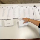 Mesa con papeletas electorales para las elecciones del 10N