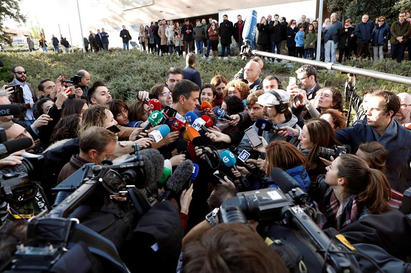 Así ha sido abucheado y vitoreado Pedro Sánchez a la salida de su colegio electoral Así ha sido abucheado y vitoreado Pedro Sánchez a la salida de su colegio electoral