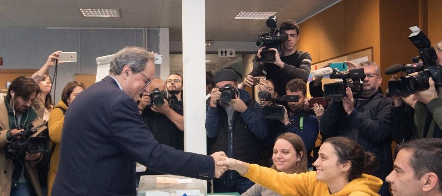 Torra saluda a la presidenta de la mesa, su hija Torra saluda a la presidenta de la mesa, su hija