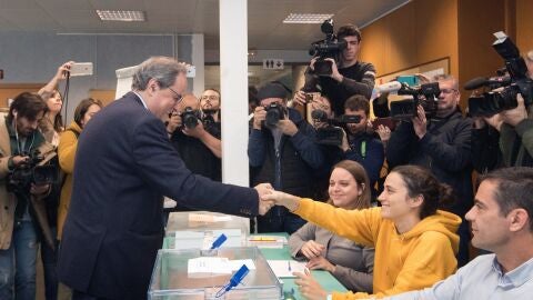 Torra saluda a la presidenta de la mesa, su hija