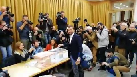 Pablo Casado vota en el Colegio del Pilar de Madrid