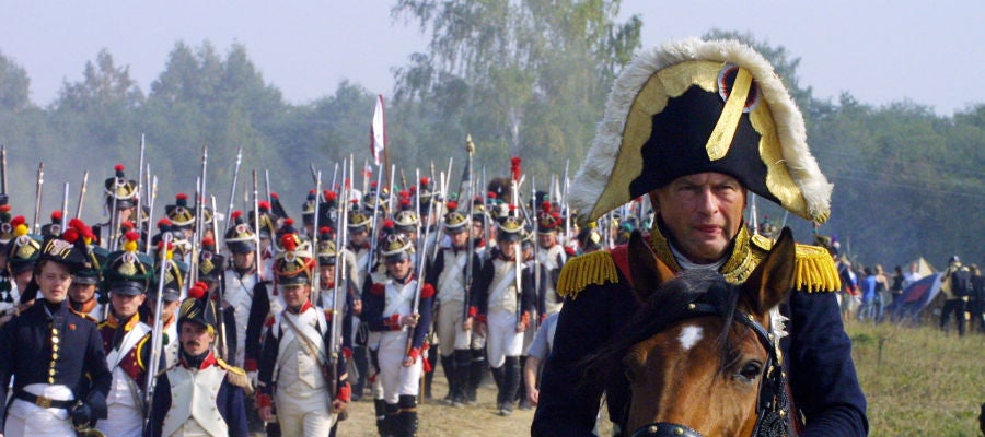 Oleg Sokolov participa en una recreación histórica disfrazado de Napoleón Oleg Sokolov participa en una recreación histórica disfrazado de Napoleón
