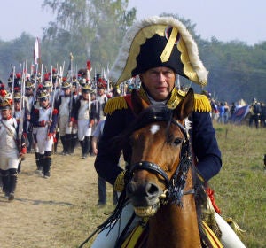 Oleg Sokolov participa en una recreación histórica disfrazado de Napoleón Oleg Sokolov participa en una recreación histórica disfrazado de Napoleón