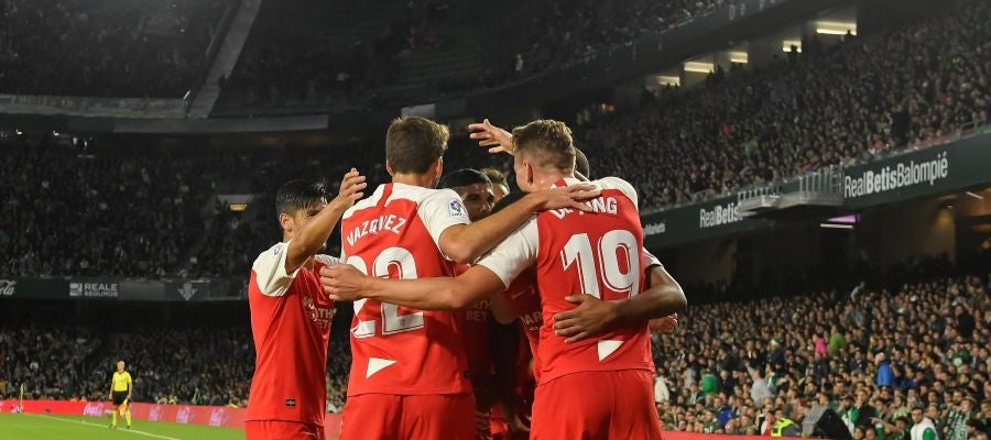 Los jugadores del Sevilla celebran el gol de De Jong Los jugadores del Sevilla celebran el gol de De Jong