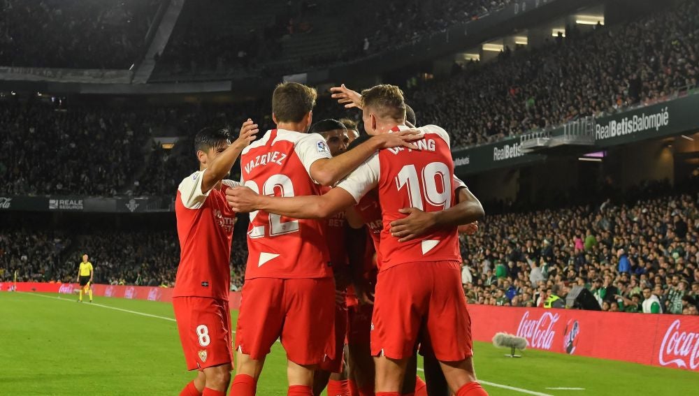 Los jugadores del Sevilla celebran el gol de De Jong