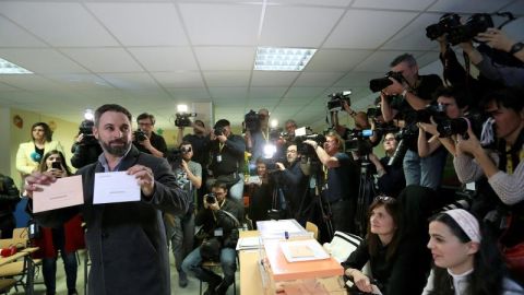 Santiago Abascal vota en su colegio electoral