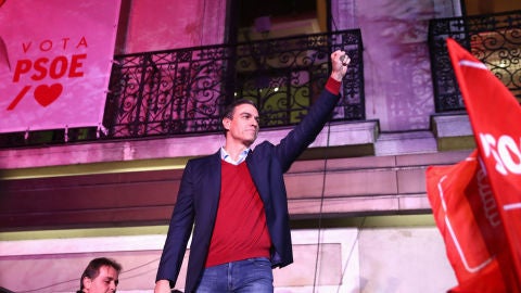 Pedro S&aacute;nchez celebra los resultados en Ferraz