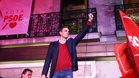 Pedro Sánchez celebra los resultados en Ferraz Pedro Sánchez celebra los resultados en Ferraz