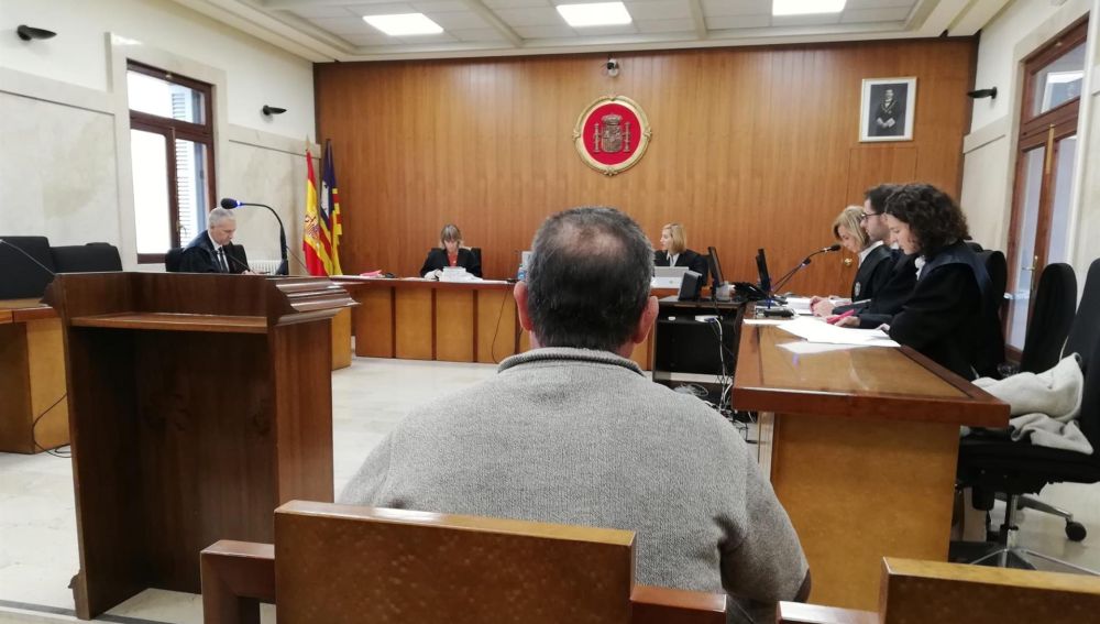 El vecino de Andratx acusado por el incendio que arrasó la Serra de Tramuntana en 2013, sentado en el banquillo de los acusados.