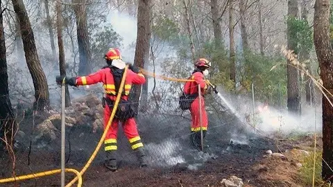 Trabajadores de la UME luchando contra el fuego Trabajadores de la UME luchando contra el fuego