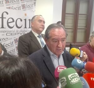 Ángel Nicolás, atendiendo a los medios de comunicación en Ciudad Real Ángel Nicolás, atendiendo a los medios de comunicación en Ciudad Real