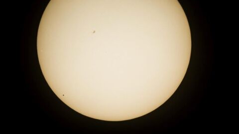 Vista general del tr&aacute;nsito de Mercurio por el Sol 