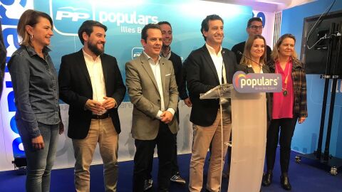 Biel Company rodeado de los representantes del PP al Congreso y al Senado, tras los resultados de las elecciones del 10-N. 