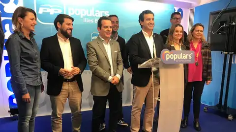 Biel Company rodeado de los representantes del PP al Congreso y al Senado, tras los resultados de las elecciones del 10-N. Biel Company rodeado de los representantes del PP al Congreso y al Senado, tras los resultados de las elecciones del 10-N.