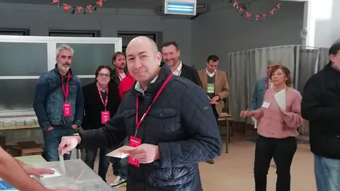 ALEJANDO SOLER VOTANDO EL DÍA 1O DE NOVIEMBRE ALEJANDO SOLER VOTANDO EL DÍA 1O DE NOVIEMBRE