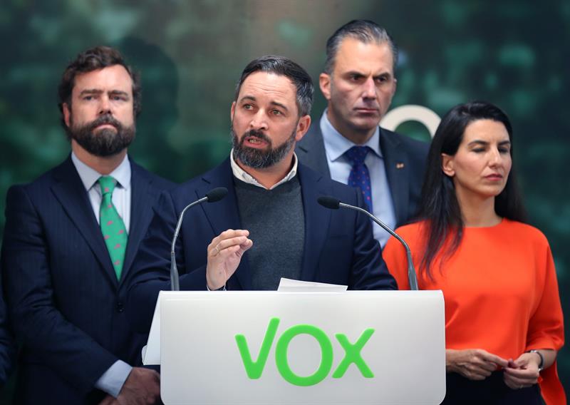 Abascal llama "miserable" a Tezanos por decir que blanquear a Vox es como blanquear a Hitler Abascal llama "miserable" a Tezanos por decir que blanquear a Vox es como blanquear a Hitler