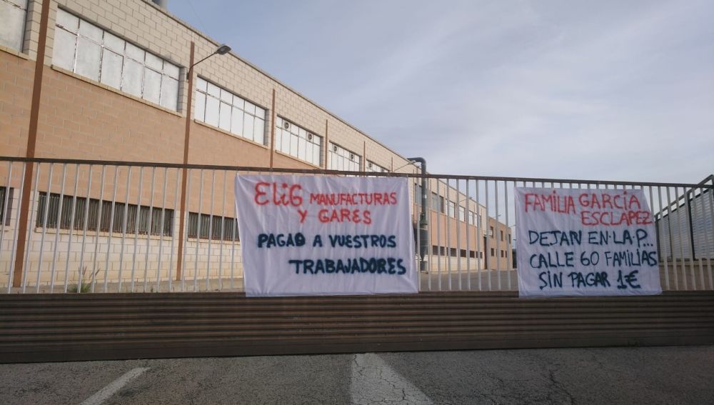 Trabajadores concentrados frente a la fábrica de Elche.