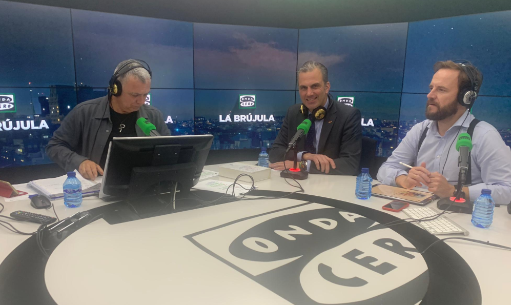 Ortega Smith: "No apoyaremos a Sánchez pero entenderíamos que el PP lo hiciera" Ortega Smith: "No apoyaremos a Sánchez pero entenderíamos que el PP lo hiciera"