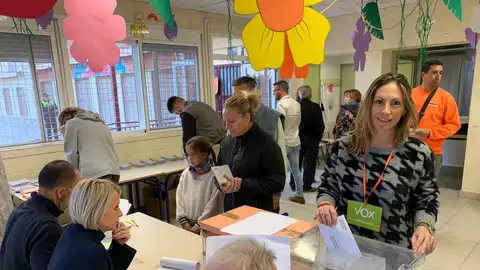 AMPARO CERDÁ VOTANDO EL 10 DE NOVIEMBRE AMPARO CERDÁ VOTANDO EL 10 DE NOVIEMBRE