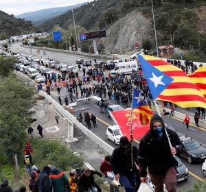 Manifestantes cortan la autopista AP-7 en el punto fronterizo de La Jonquera Manifestantes cortan la autopista AP-7 en el punto fronterizo de La Jonquera