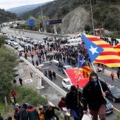 Manifestantes cortan la autopista AP-7 en el punto fronterizo de La Jonquera