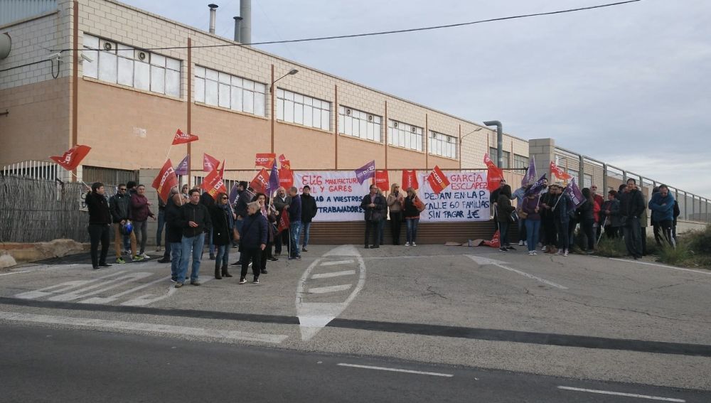 Trabajadores concentrados frente a la fábrica de Elche.