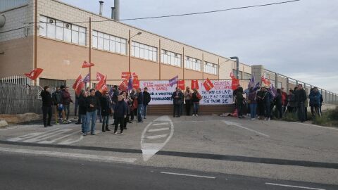 Trabajadores concentrados frente a la fábrica de Elche. Trabajadores concentrados frente a la fábrica de Elche.