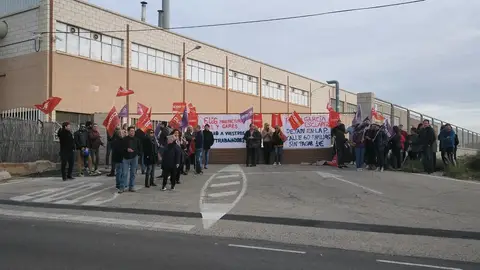 Trabajadores concentrados frente a la fábrica de Elche. Trabajadores concentrados frente a la fábrica de Elche.