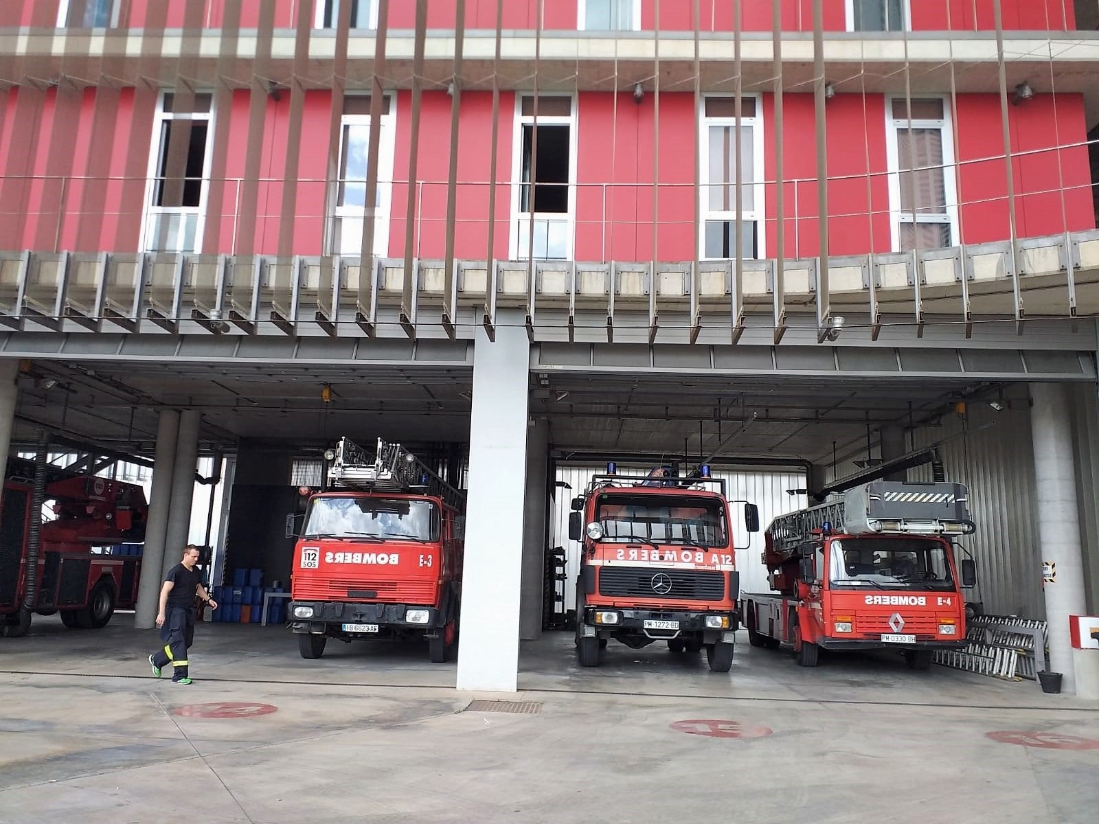 Dos intoxicados por humo en el incendio de un piso en la calle Polvorí de Palma Dos intoxicados por humo en el incendio de un piso en la calle Polvorí de Palma