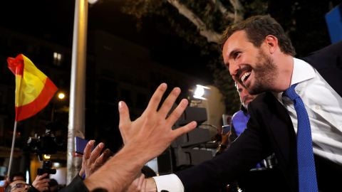 Pablo Casado celebra el resultado electoral en la sede de G&eacute;nova