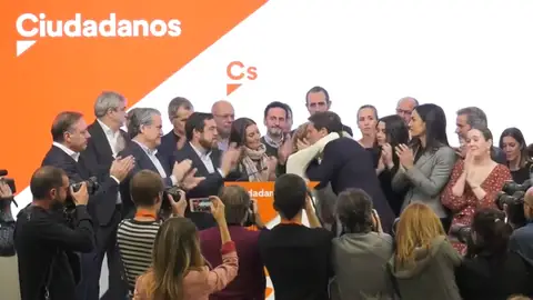 Lágrimas en Ciudadanos tras la dimisión de Ciudadanos Lágrimas en Ciudadanos tras la dimisión de Ciudadanos