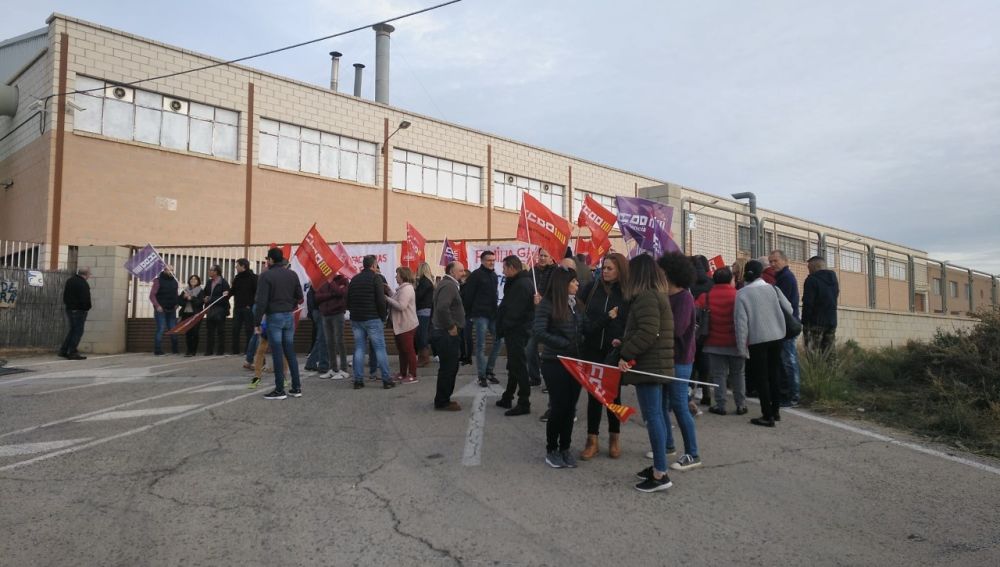 Trabajadores concentrados frente a la fábrica de Elche.