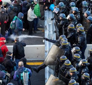 Los antidisturbios franceses comienzan a desalojar a los manifestantes en la frontera Los antidisturbios franceses comienzan a desalojar a los manifestantes en la frontera