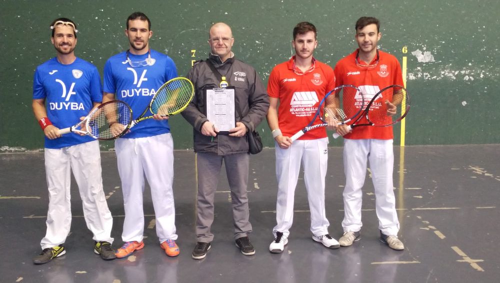 Los jugadores del Club Frontenis Elche Jerónimo Vizcaíno y José Miguel Arroyo, de azul, se impusieron a Llorenç Frechina y Ángel Cervera, del Quart de Poblet. Los jugadores del Club Frontenis Elche Jerónimo Vizcaíno y José Miguel Arroyo, de azul, se impusieron a Llorenç Frechina y Ángel Cervera, del Quart de Poblet.