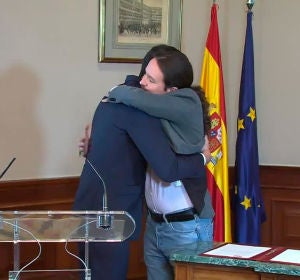 Pedro Sánchez y Pablo Iglesias se funden en un abrazo tras la firma del acuerdo Pedro Sánchez y Pablo Iglesias se funden en un abrazo tras la firma del acuerdo