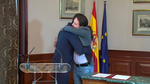 Pedro S&aacute;nchez y Pablo Iglesias se funden en un abrazo tras la firma del acuerdo