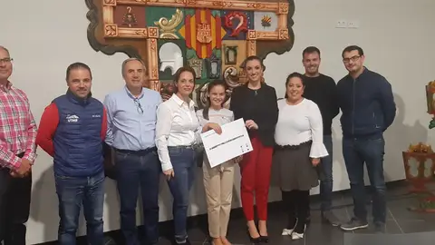 Imagen de la ganadora junto con el jurado. Imagen de la ganadora junto con el jurado.