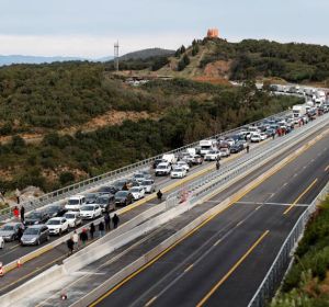 La autopista que enlaza España y Francia en el paso de La Jonquera, la vía principal de conexión entre ambos países por carretera La autopista que enlaza España y Francia en el paso de La Jonquera, la vía principal de conexión entre ambos países por carretera
