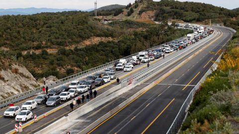 La autopista que enlaza Espa&ntilde;a y Francia en el paso de La Jonquera, la v&iacute;a principal de conexi&oacute;n entre ambos pa&iacute;ses por carretera