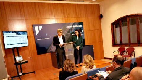 Josep Llu&iacute;s Colom, conseller de Hacienda y Funci&oacute;n P&uacute;blica, y Catalina Cladera, presidenta del Consell de Mallorca