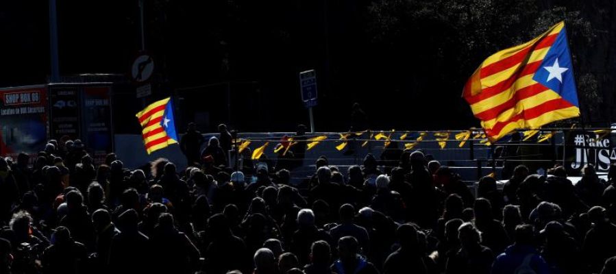 Centenares de personas en la autopista que enlaza España y Francia Centenares de personas en la autopista que enlaza España y Francia