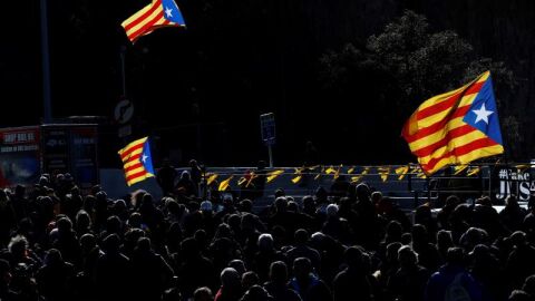 Centenares de personas en la autopista que enlaza Espa&ntilde;a y Francia