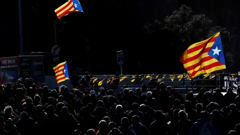 Centenares de personas en la autopista que enlaza España y Francia Centenares de personas en la autopista que enlaza España y Francia